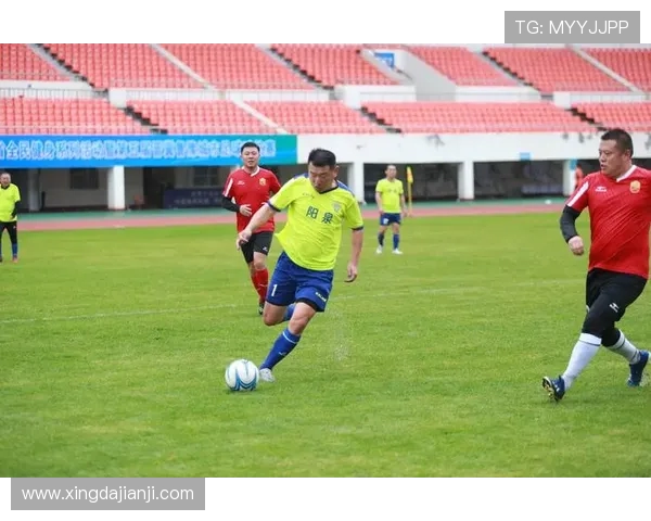 足球赛激烈对抗，最终比分揭晓，精彩瞬间令人回味无穷，胜负悬念跌宕起伏