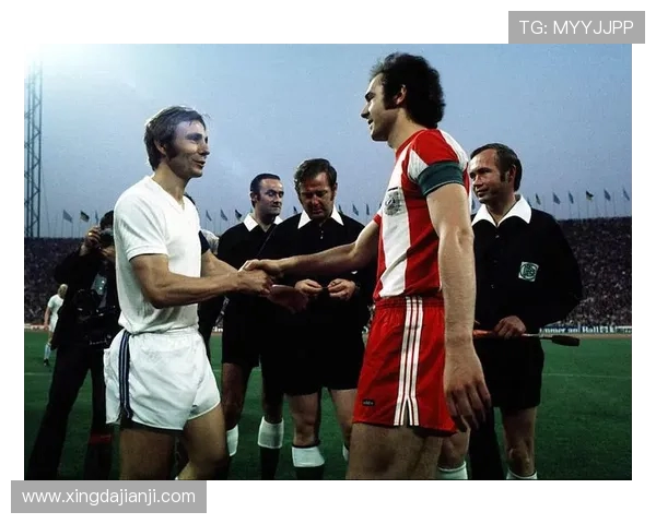 弗朗茨·贝肯鲍尔：德国足球传奇人物的辉煌历程与传奇成就