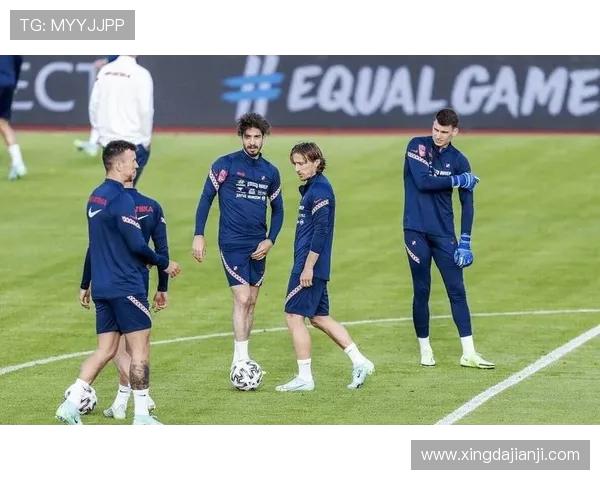 克罗日与罗马的激烈对决揭示足球战术与团队精神的较量